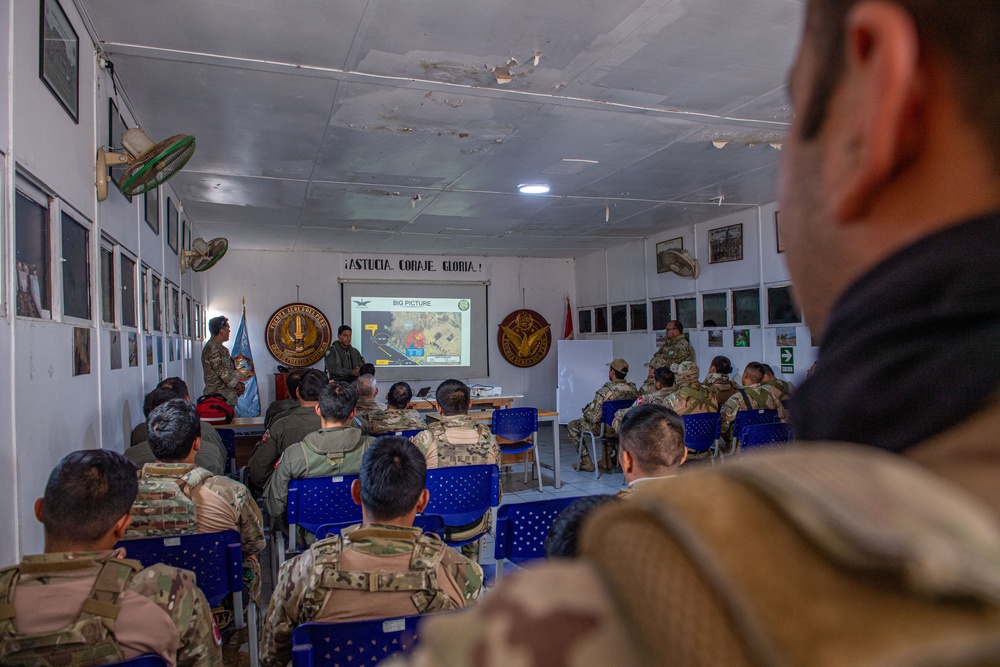 Peruvian, U.S. Forces Collaborate in Mixed Multi-Ship Extraction Training