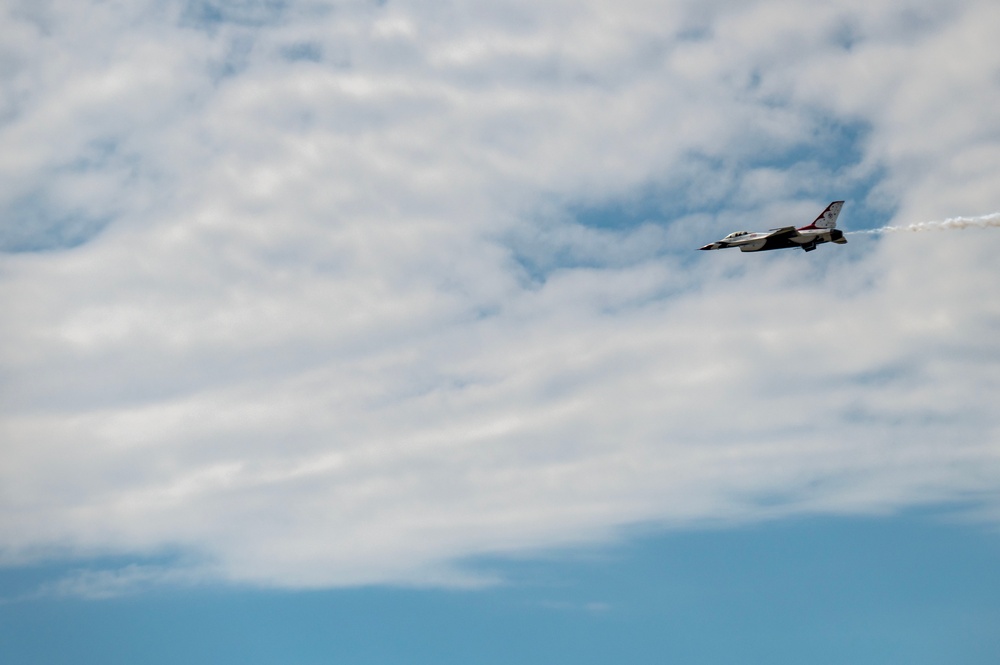 Thunderbirds practice prior to airshow