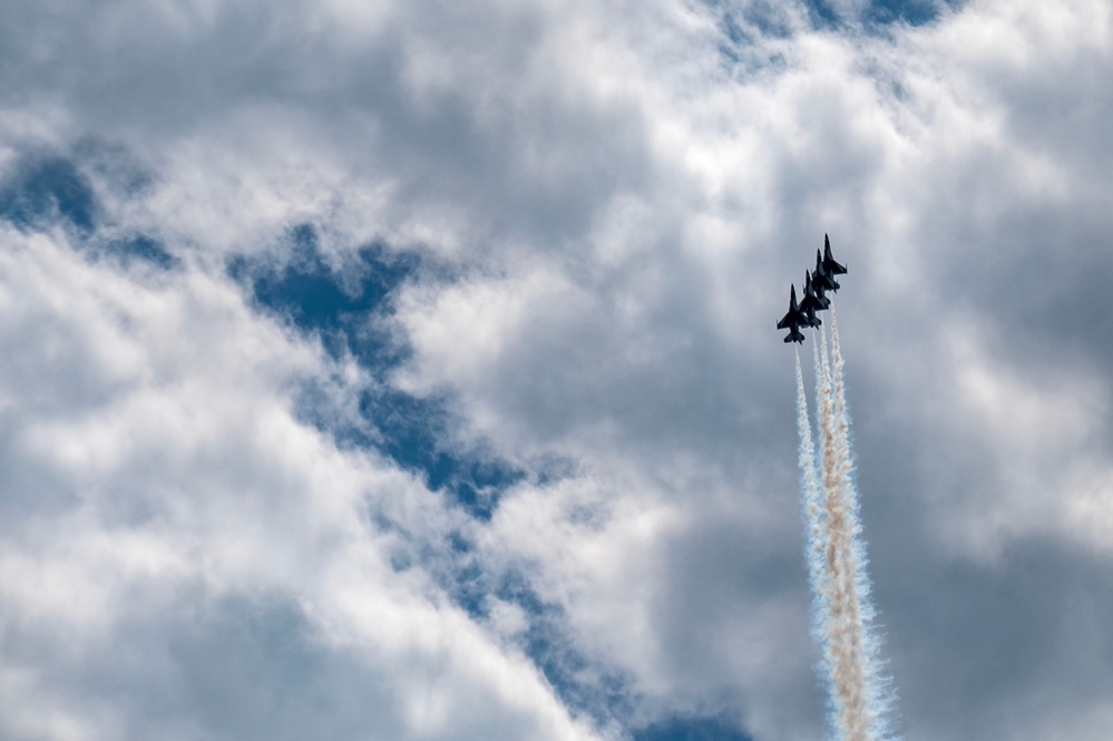 Thunderbirds practice prior to airshow