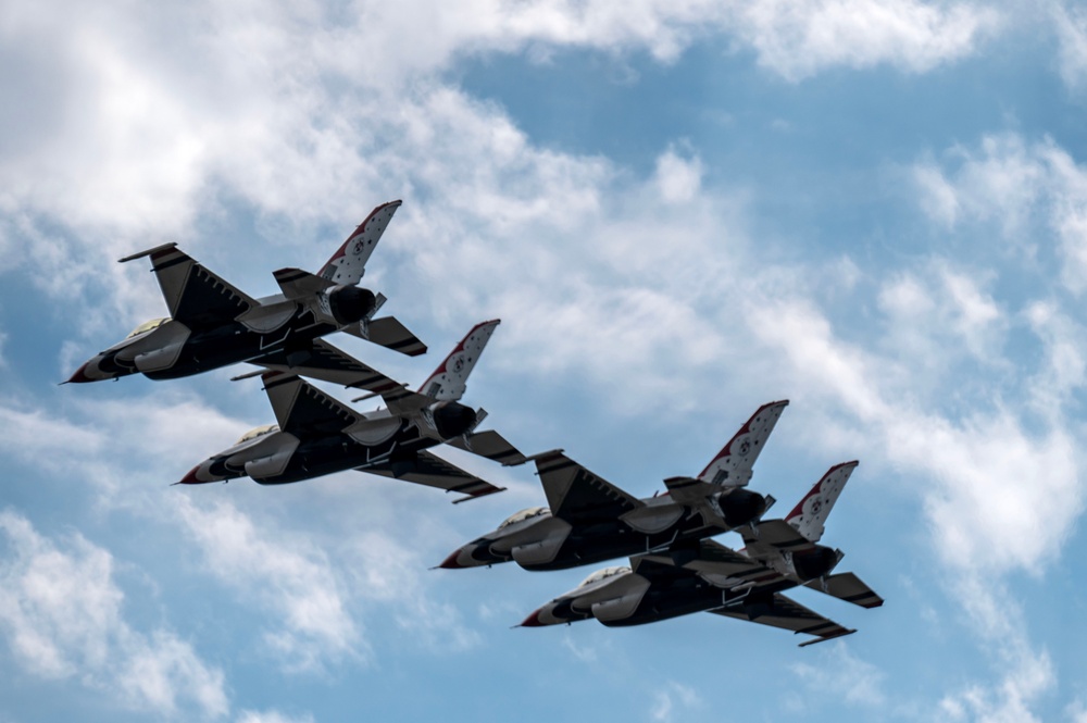 Thunderbirds practice prior to airshow
