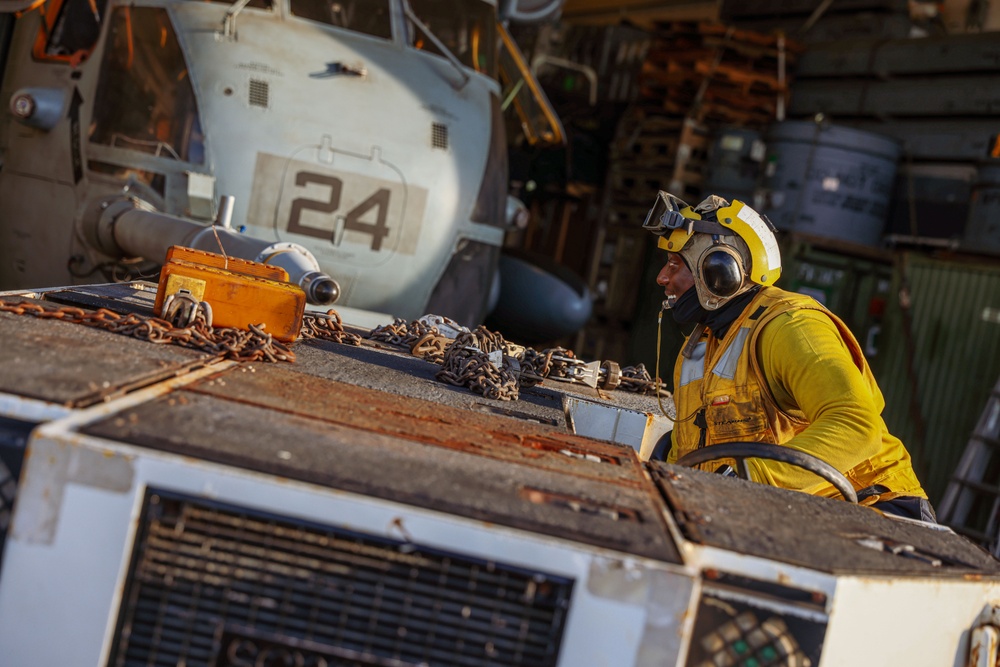 Marines, Sailors Prep the Flight Deck Aboard USS Somerset