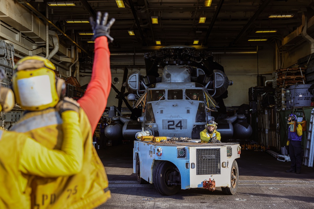 Marines, Sailors Prep the Flight Deck Aboard USS Somerset