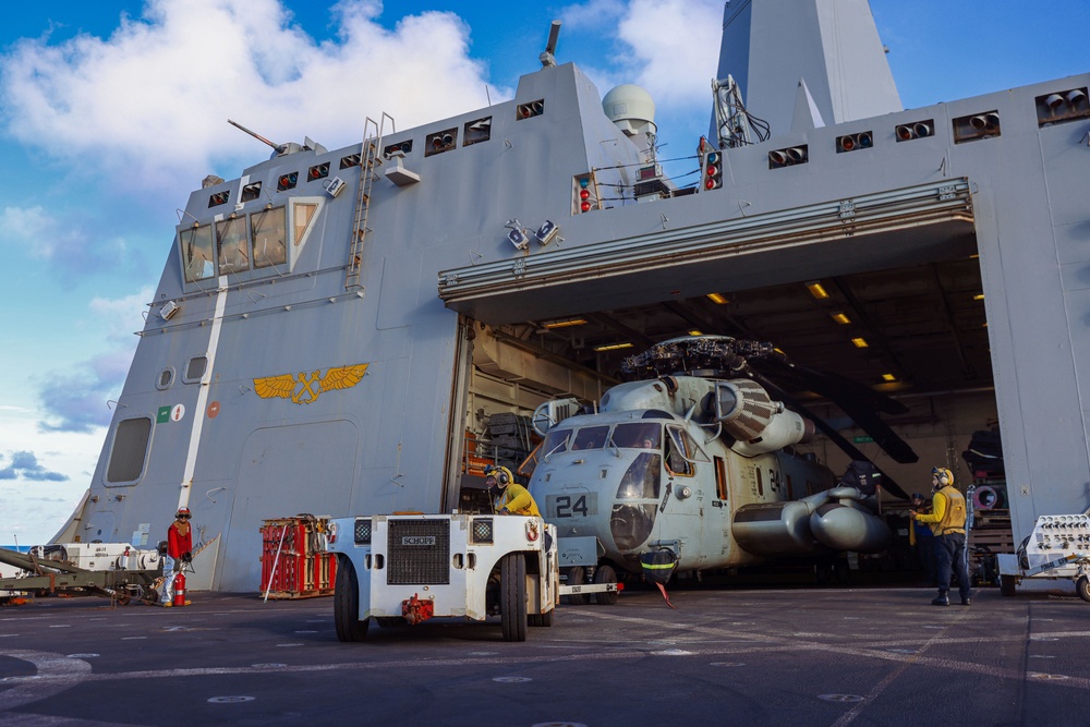 Marines, Sailors Prep the Flight Deck Aboard USS Somerset