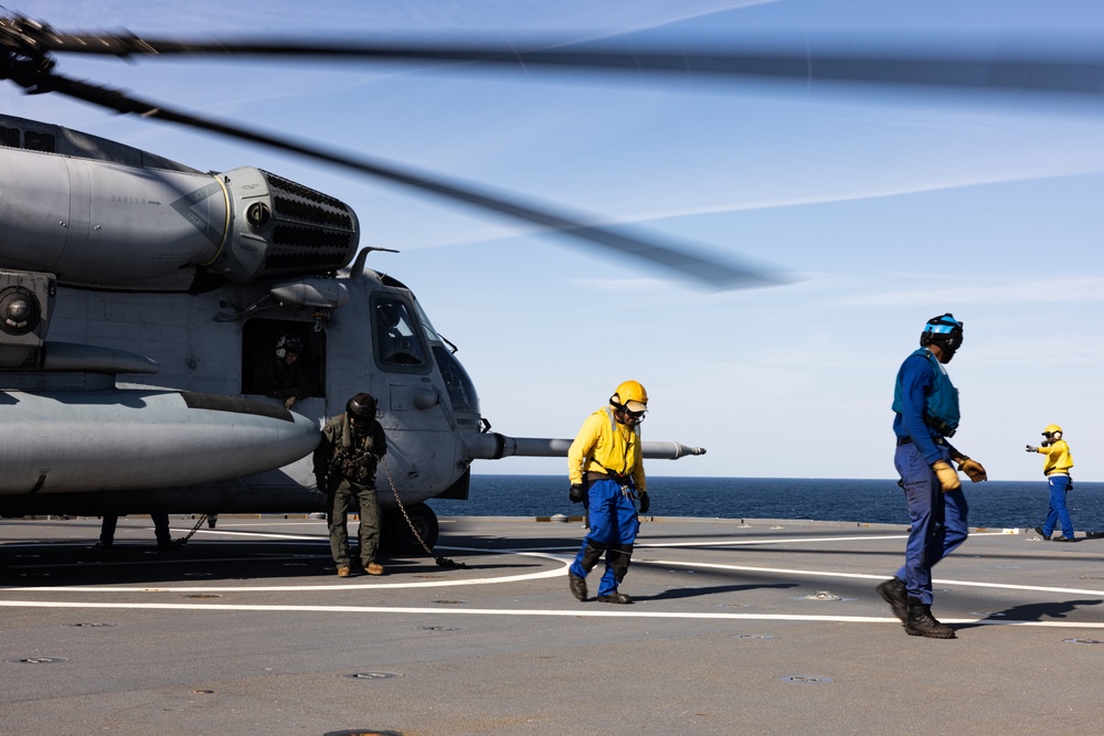 HMH-464 Combined Carrier Qualifications with French LHD Tonnere