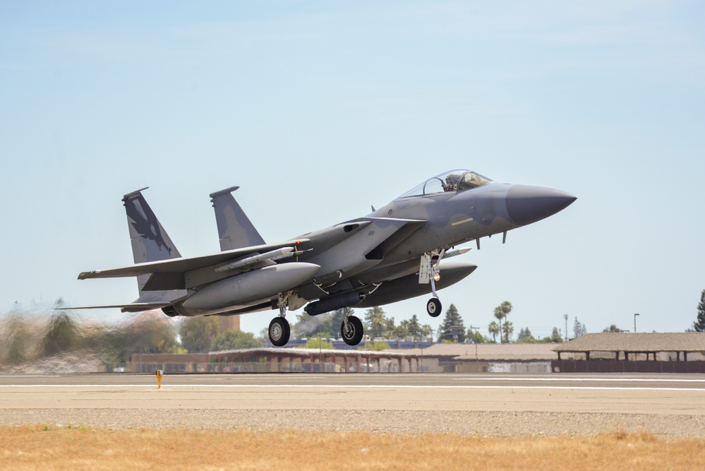 USAF F-15s and USMC F-35s collaborate for superior training