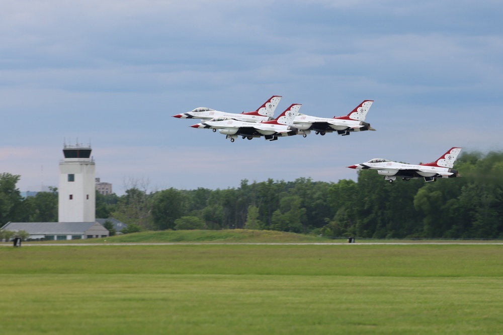 DVIDS Images Thunderbirds Perform at the 2025 Selfridge Open House