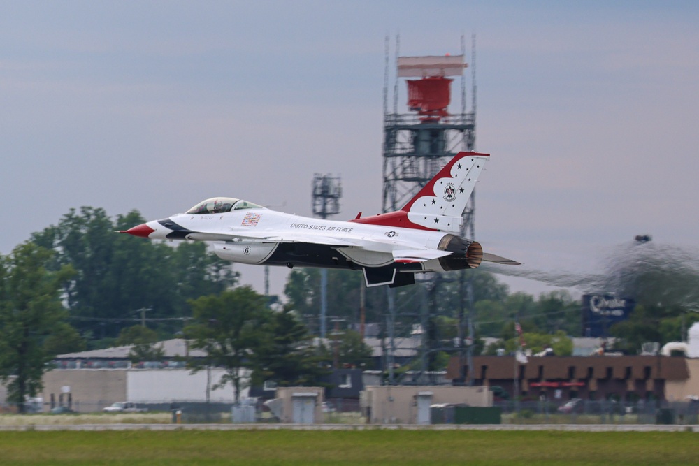 DVIDS Images Thunderbirds Perform at the 2024 Selfridge Open House