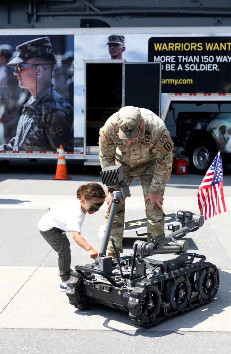 EOD technicians support US Army recruiting effort during New York City Fleet Week