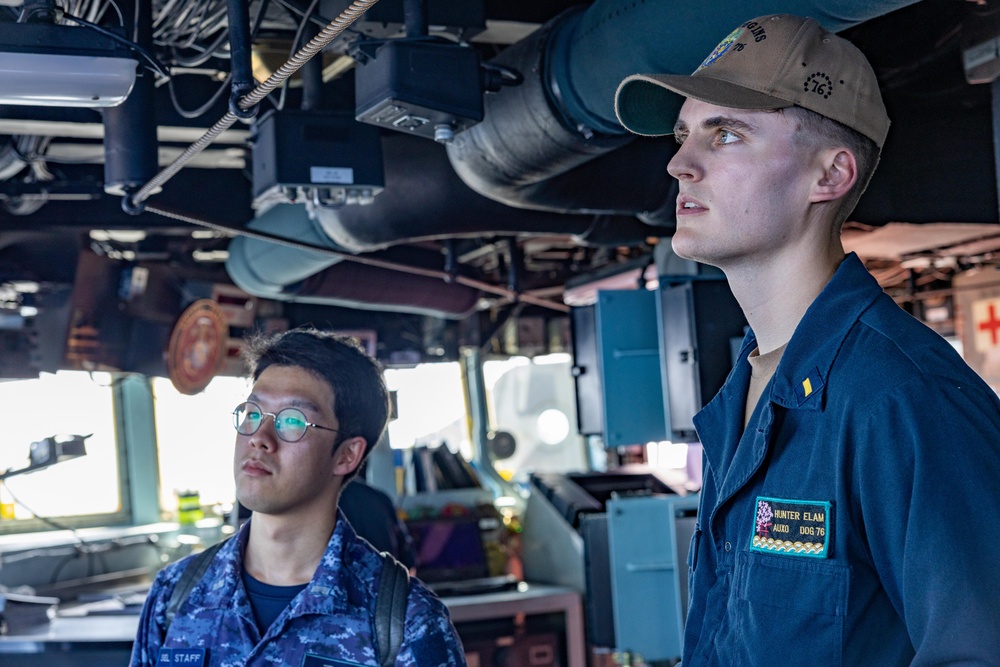 USS Higgins (DDG 76) Conducts Flight Operations with the JS Izumo