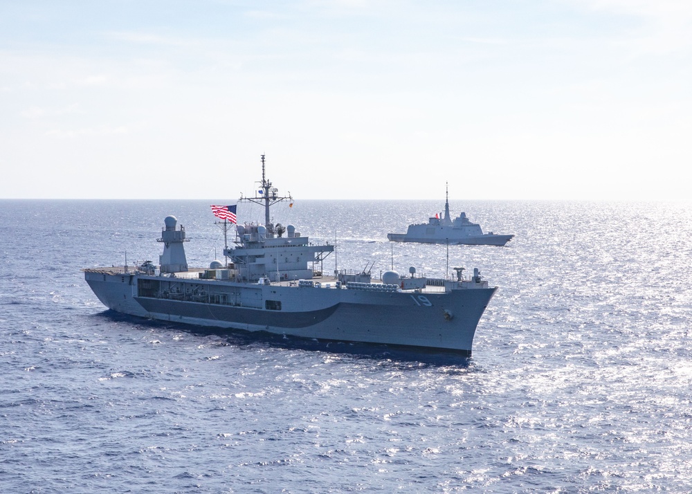 U.S. 7th Fleet, Blue Ridge Team Conducts Maneuvering Exercise with French Navy