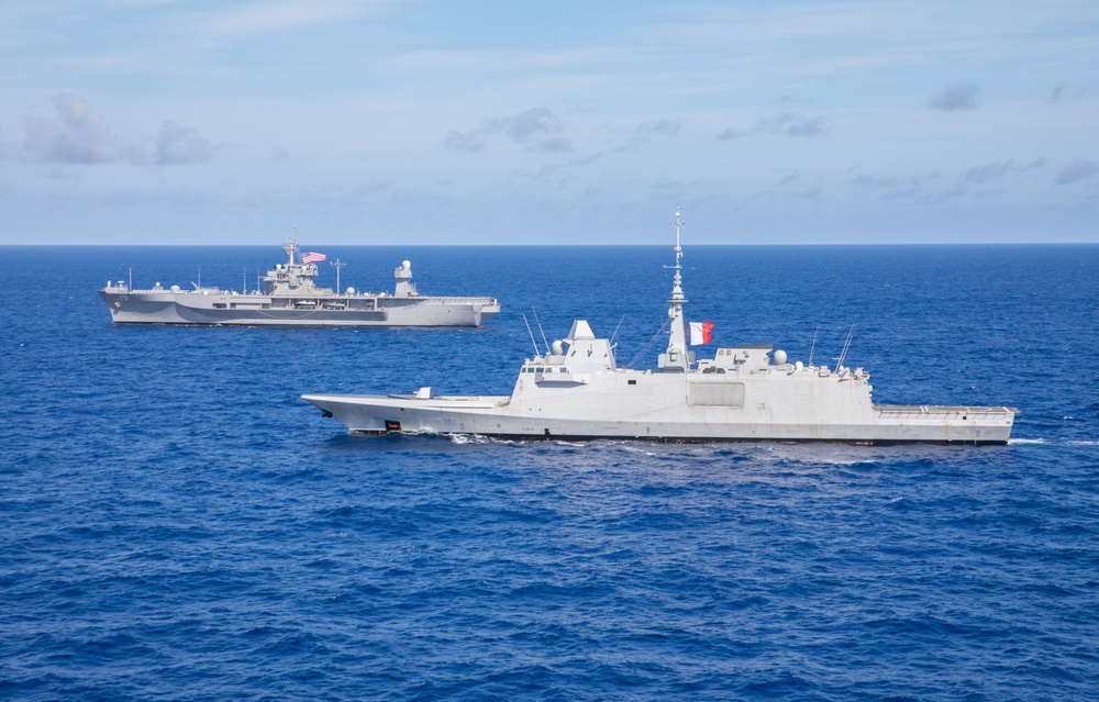 U.S. 7th Fleet, Blue Ridge Team Conducts Maneuvering Exercise with French Navy