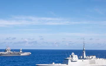 U.S. 7th Fleet, Blue Ridge Team Conducts Maneuvering Exercise with French Navy
