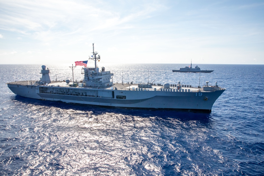 U.S. 7th Fleet, Blue Ridge Team Conducts Maneuvering Exercise with French Navy