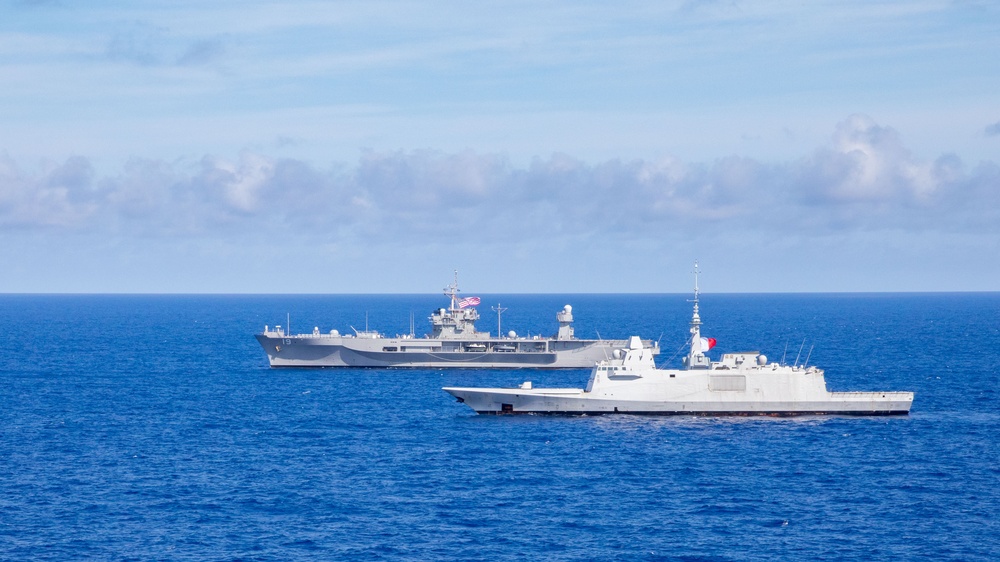 U.S. 7th Fleet, Blue Ridge Team Conducts Maneuvering Exercise with French Navy