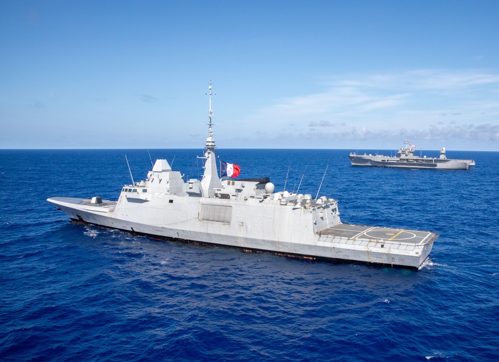 U.S. 7th Fleet, Blue Ridge Team Conducts Maneuvering Exercise with French Navy