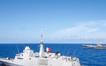 U.S. 7th Fleet, Blue Ridge Team Conducts Maneuvering Exercise with French Navy