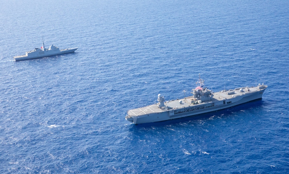 U.S. 7th Fleet, Blue Ridge Team Conducts Maneuvering Exercise with French Navy