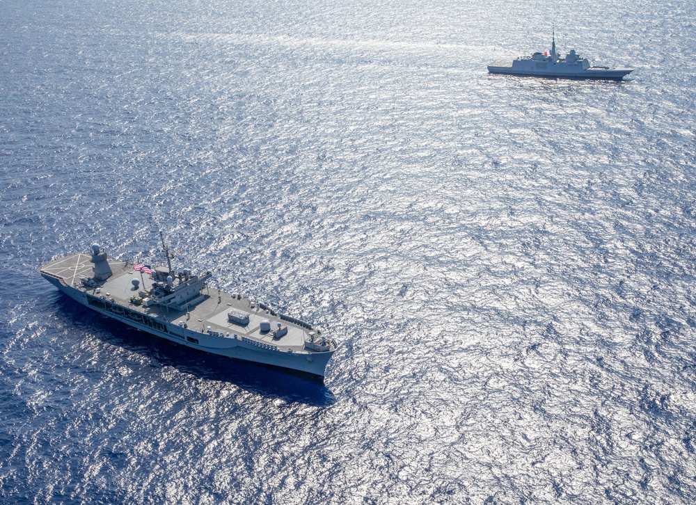 U.S. 7th Fleet, Blue Ridge Team Conducts Maneuvering Exercise with French Navy