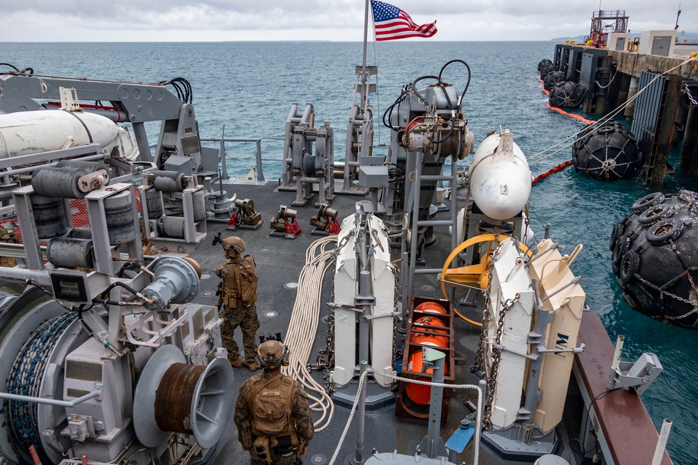 31st MEU, MRF and BLT 1/4 conduct VBSS aboard USS Warrior (MCM 10)