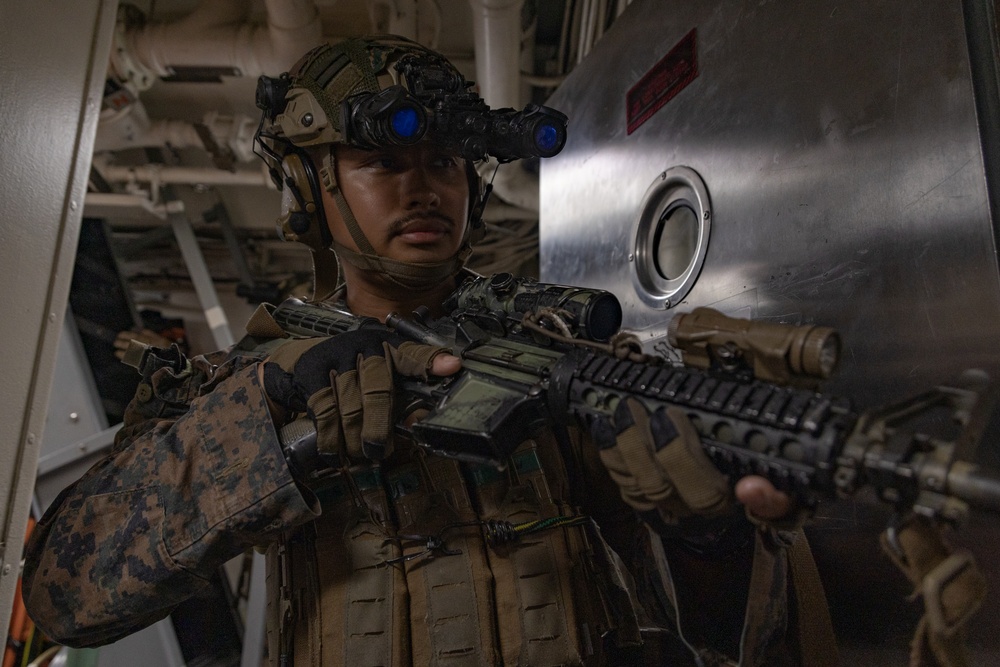 31st MEU, MRF and BLT 1/4 conduct VBSS aboard USS Warrior (MCM 10)