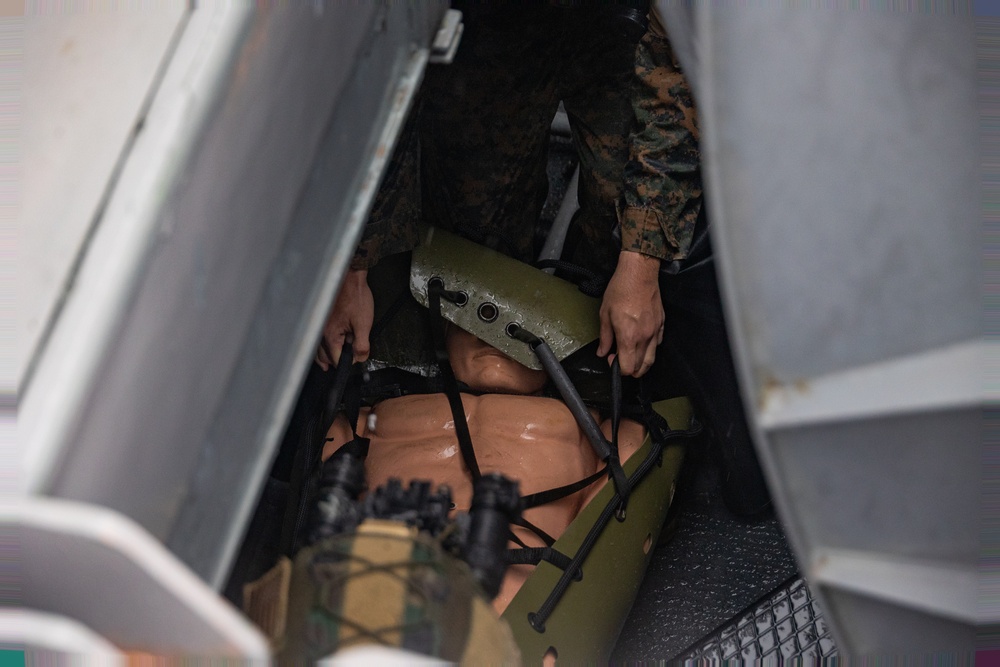 31st MEU, MRF and BLT 1/4 conduct VBSS aboard USS Warrior (MCM 10)