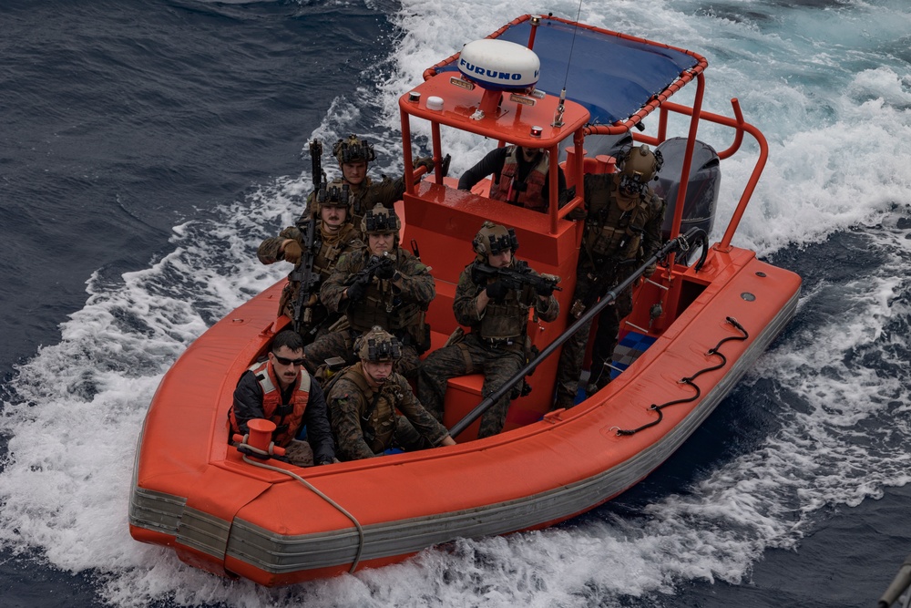 31st MEU, MRF and BLT 1/4 conduct VBSS aboard USS Warrior (MCM 10)