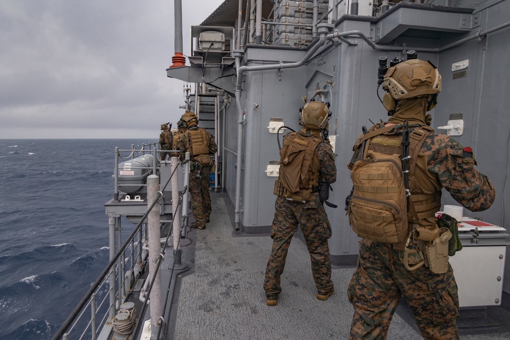 31st MEU, MRF and BLT 1/4 conduct VBSS aboard USS Warrior (MCM 10)