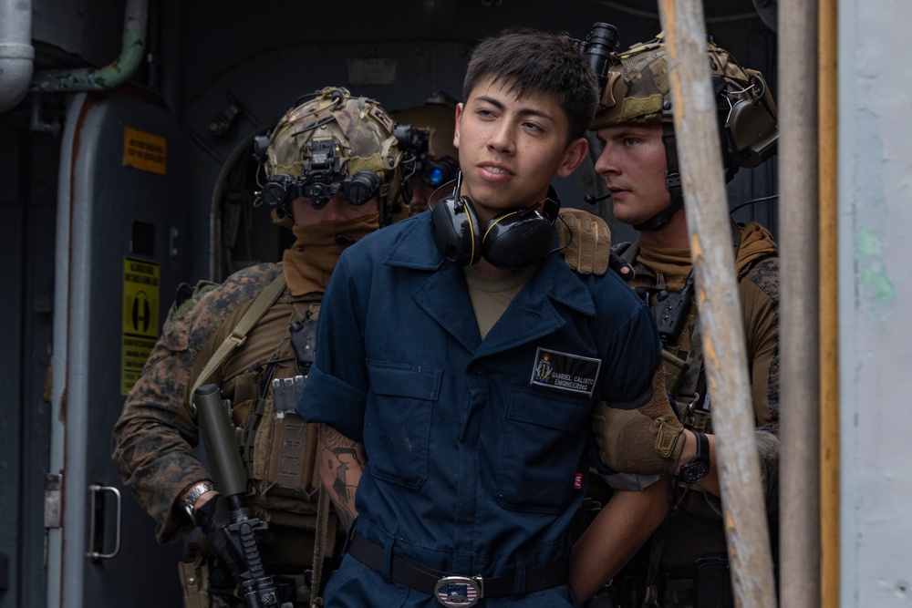 31st MEU, MRF and BLT 1/4 conduct VBSS aboard USS Warrior (MCM 10)