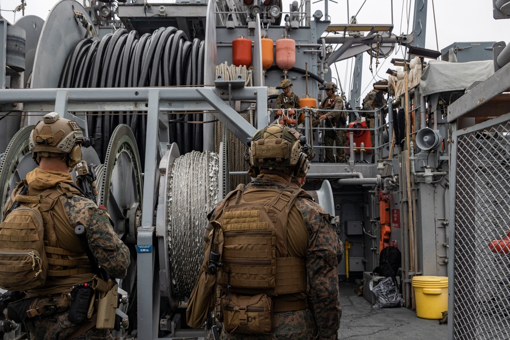 31st MEU, MRF and BLT 1/4 conduct VBSS aboard USS Warrior (MCM 10)