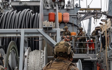 31st MEU, MRF and BLT 1/4 conduct VBSS aboard USS Warrior (MCM 10)