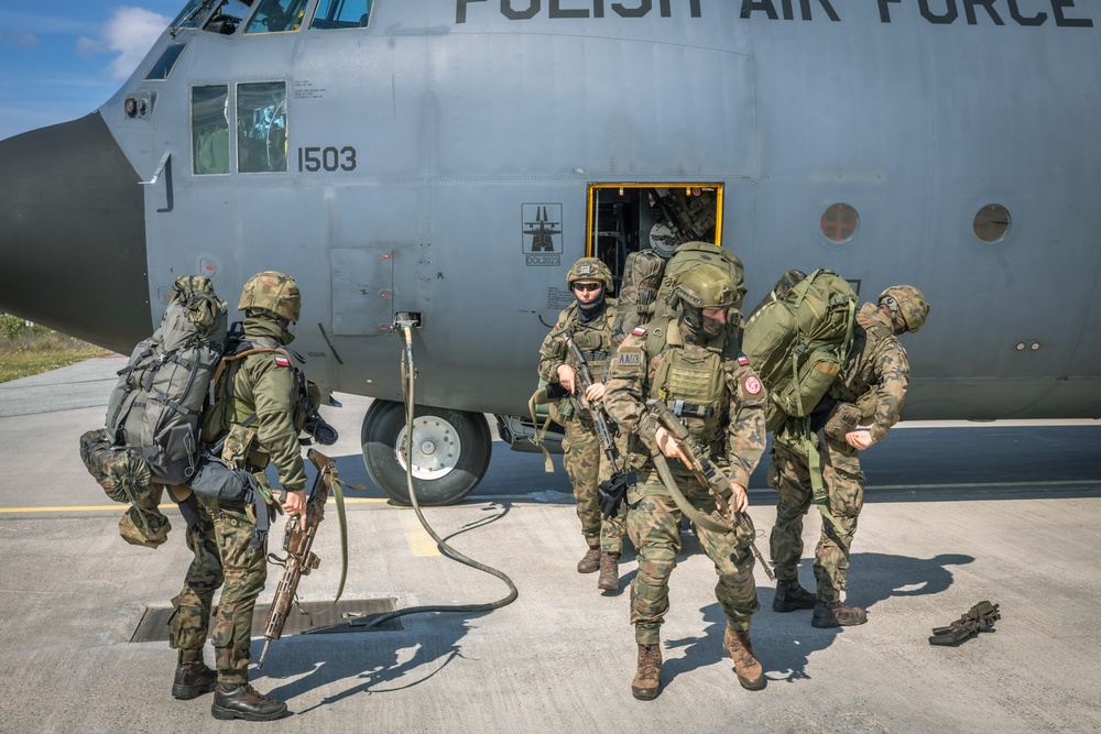 CLB-8 Convoy Operations: Polish Soldiers