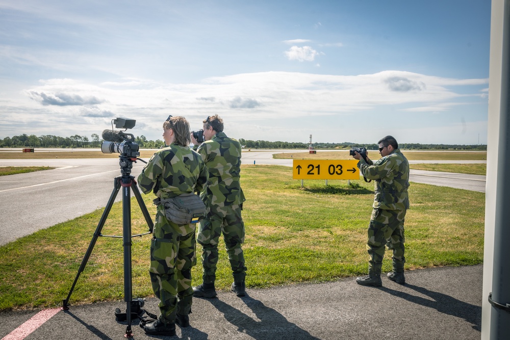 CLB-8 Convoy Operations: Polish Soldiers