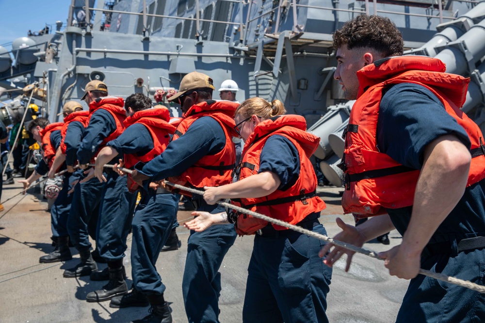 USS Russell (DDG 59) fueling-at-sea with USNS Big Horn (T-AO 198)