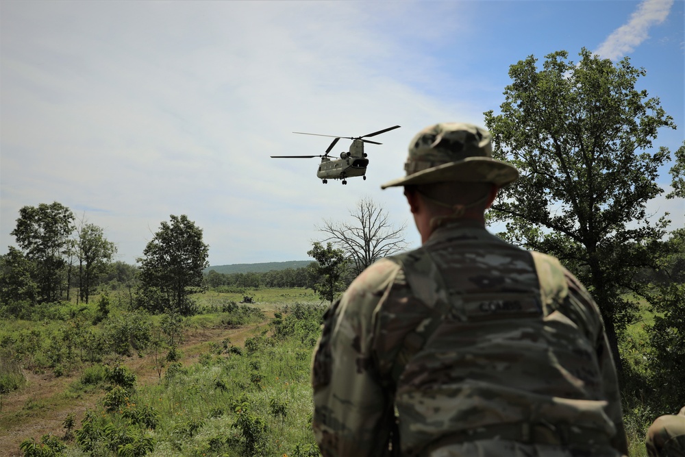 DVIDS - Images - Arkansas Guardsmen Conduct Chinook Sling Training ...