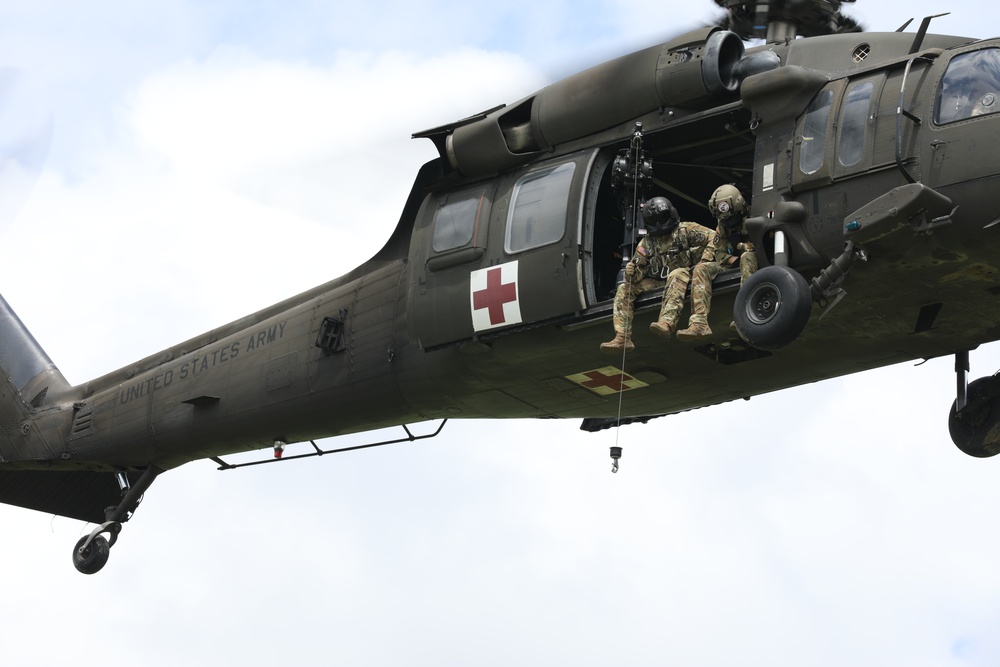 278th Armored Cavalry Regiment lifts off with hoist MedEvac training