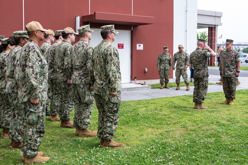 Commanding general of Marine Corps Installations Command awards Iwakuni Sailor the MCICOM lifesaving award