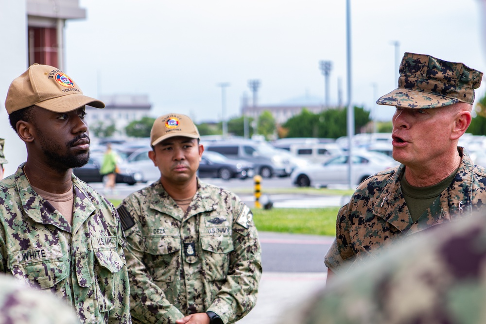 Commanding general of Marine Corps Installations Command awards Iwakuni Sailor the MCICOM lifesaving award