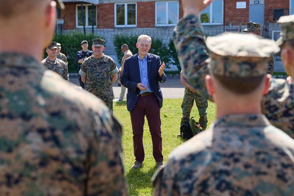 U.S. Ambassador to Estonia speaks with LAR Marines