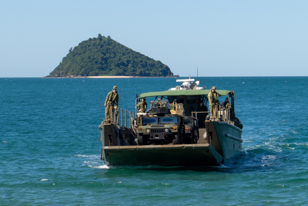 MRF-D 24.3 Marines, ADF conduct amphibious ship-to-shore operations from HMAS Adelaide