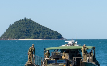 MRF-D 24.3 Marines, ADF conduct amphibious ship-to-shore operations from HMAS Adelaide