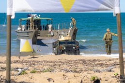 MRF-D 24.3 Marines, ADF conduct amphibious ship-to-shore operations from HMAS Adelaide