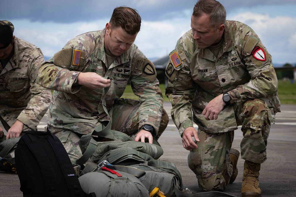 SOCEUR paratroopers participate in the 75th Anniversary of the Berlin Airlift