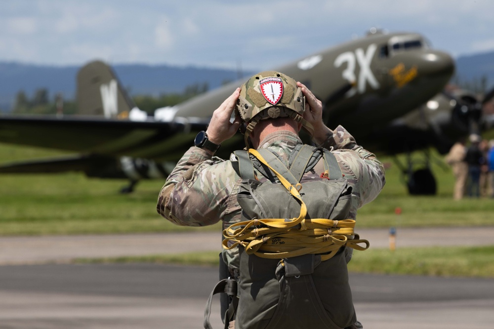 SOCEUR paratroopers participate in the 75th Anniversary of the Berlin Airlift