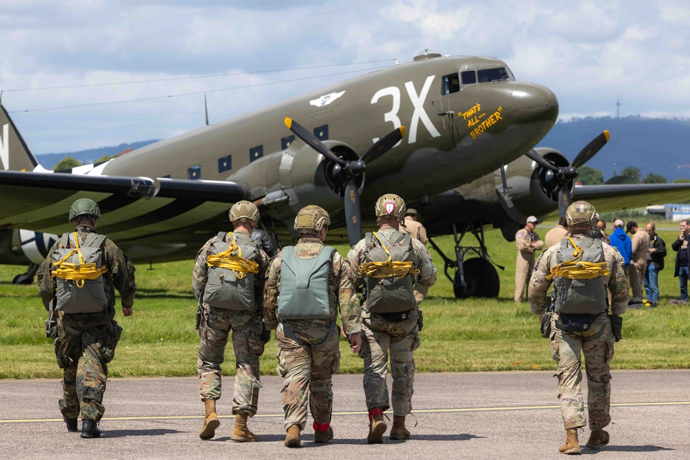 SOCEUR paratroopers participate in the 75th Anniversary of the Berlin Airlift