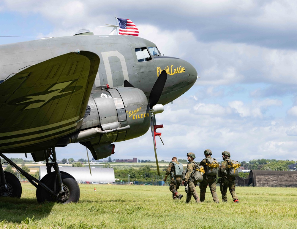 SOCEUR paratroopers participate in the 75th Anniversary of the Berlin Airlift