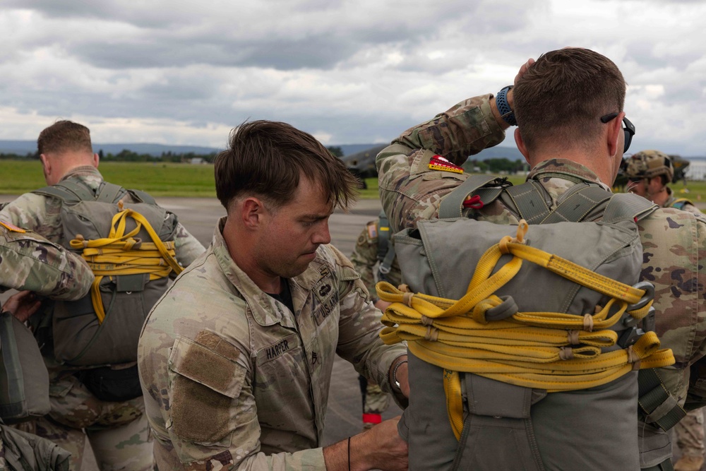 SOCEUR paratroopers participate in the 75th Anniversary of the Berlin Airlift