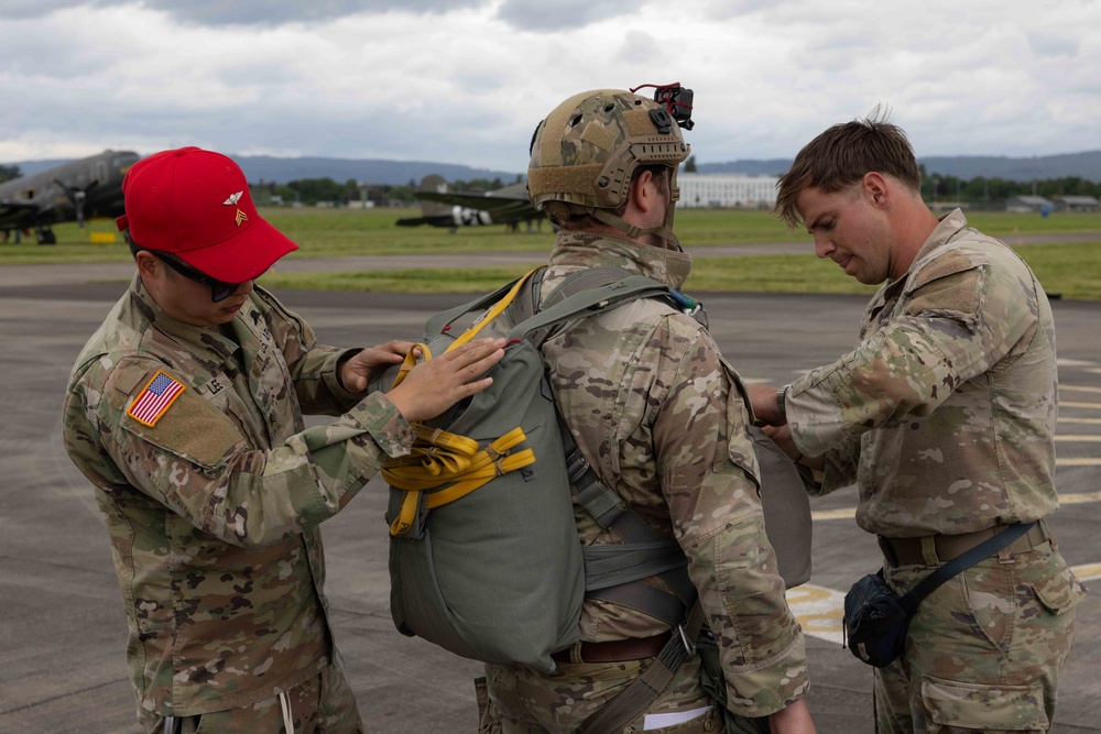 SOCEUR paratroopers participate in the 75th Anniversary of the Berlin Airlift