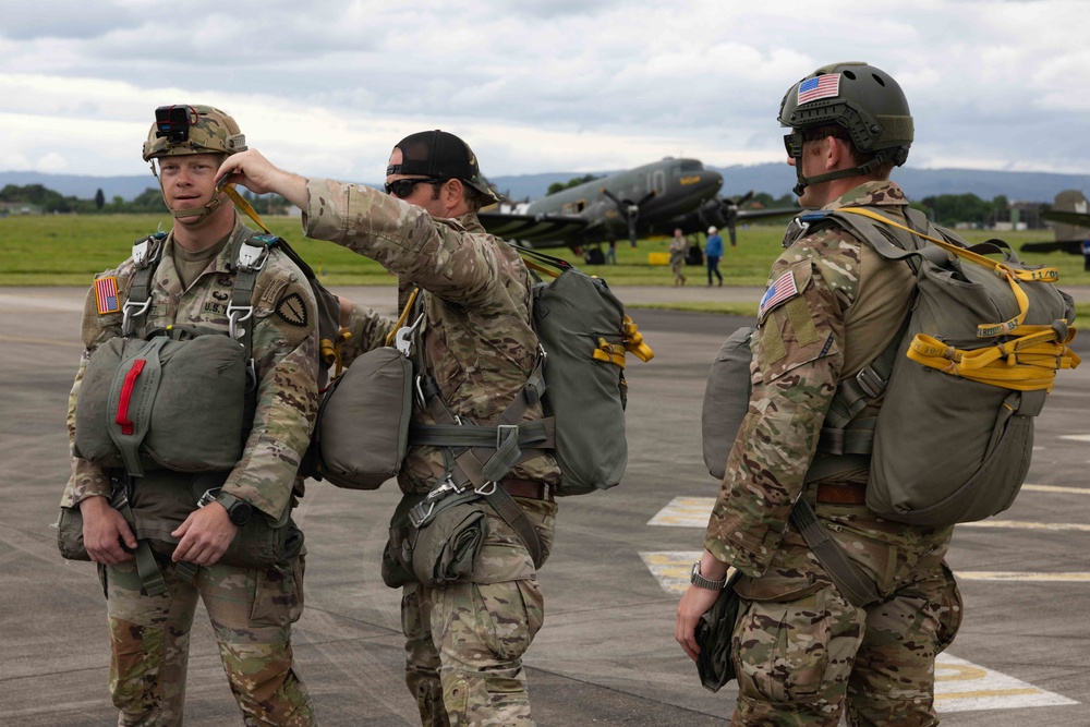 SOCEUR paratroopers participate in the 75th Anniversary of the Berlin Airlift