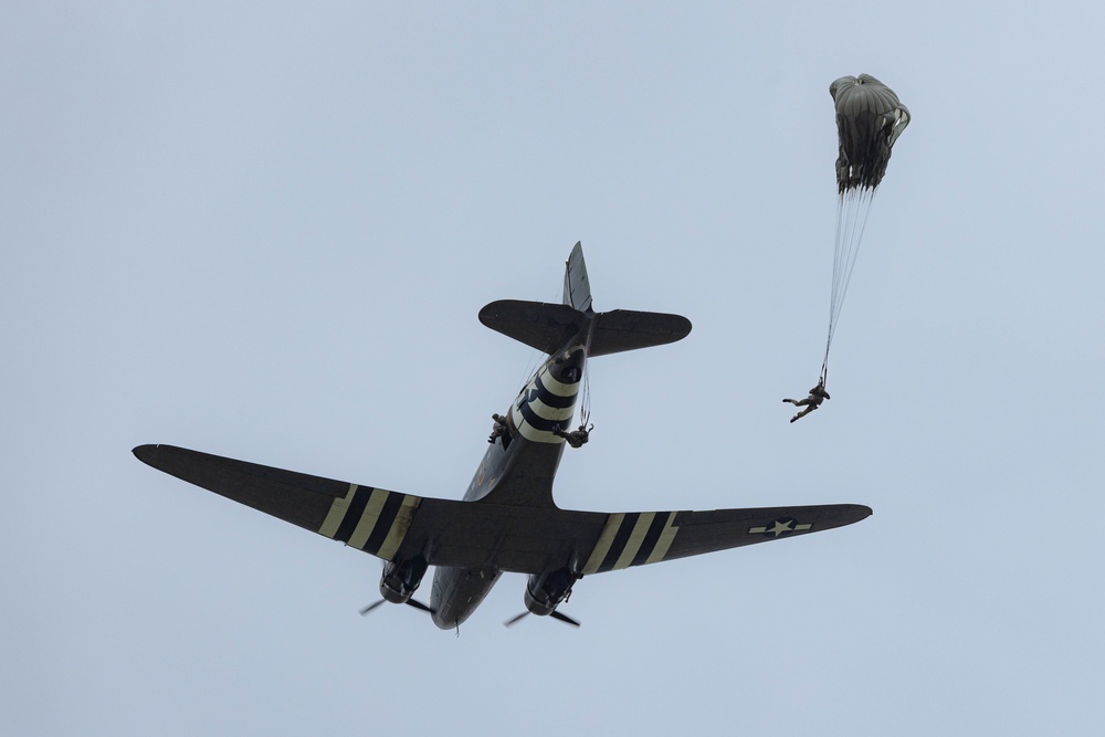 SOCEUR paratroopers participate in the 75th Anniversary of the Berlin Airlift