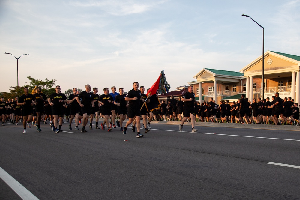 Dogface Soldiers run to kick off Salute to Summer